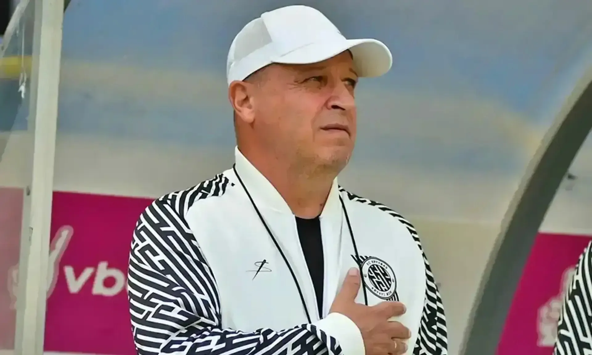 Знаменитий український тренер залишив Україну, розповівши про "дозвіл на високому рівні"