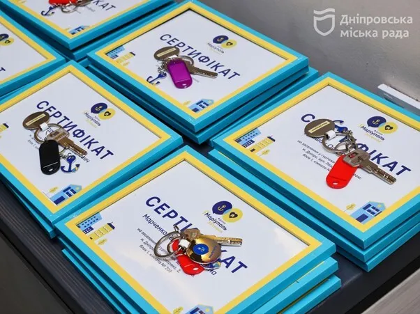 Поддержка и фундамент жизни: в Днепре еще 21 семья переселенцев из Мариуполя получила ключи от социального жилья