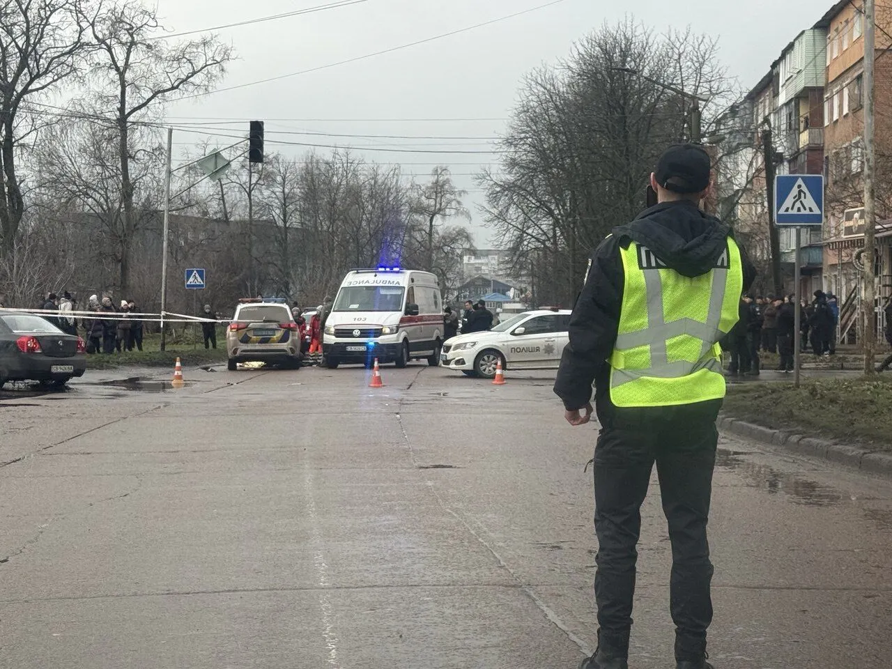 У Прилуках патрульні збили двох пішоходів на переході: жінка зазнала травм, дитина загинула. Фото