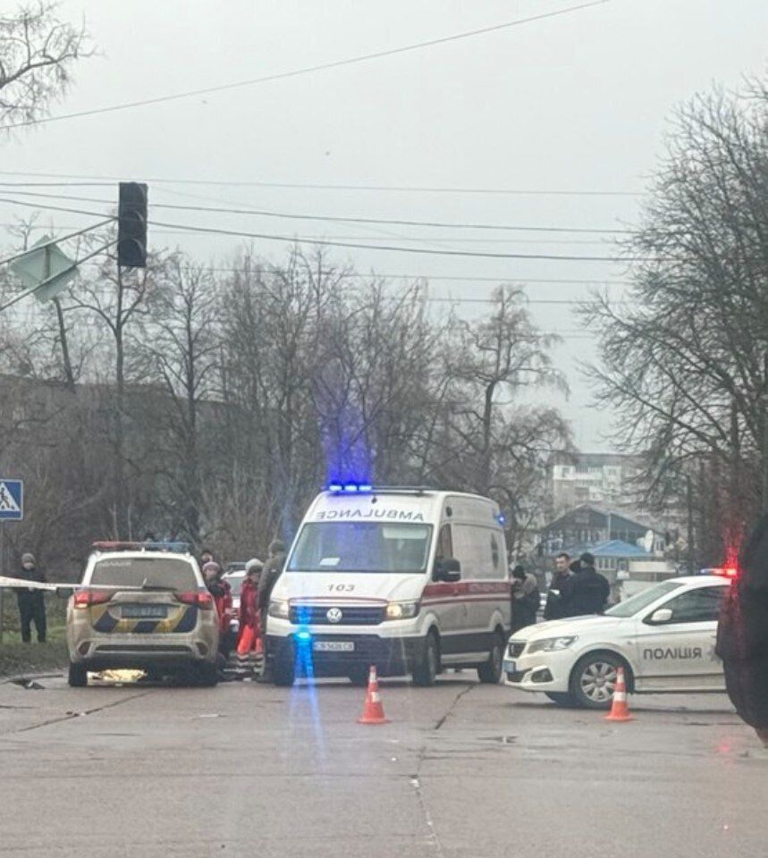 У Прилуках патрульні збили двох пішоходів на переході: жінка зазнала травм, дитина загинула. Фото