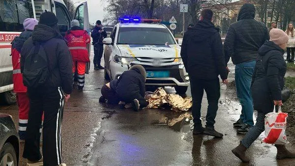 У Прилуках патрульні збили двох пішоходів на переході: жінка зазнала травм, дитина загинула. Фото