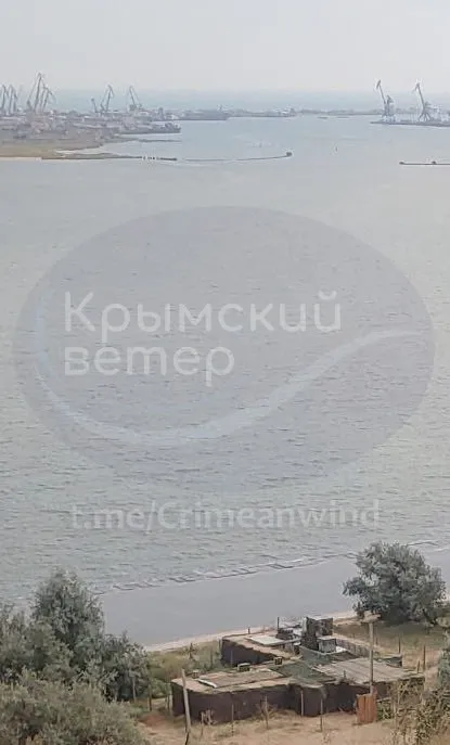 Бояться ударів: окупанти зводять нову лінію оборони біля керченського заводу, який будує військові кораблі. Фото