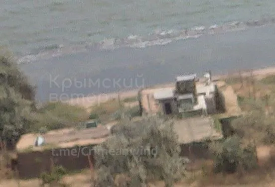 Бояться ударів: окупанти зводять нову лінію оборони біля керченського заводу, який будує військові кораблі. Фото