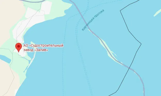 Бояться ударів: окупанти зводять нову лінію оборони біля керченського заводу, який будує військові кораблі. Фото