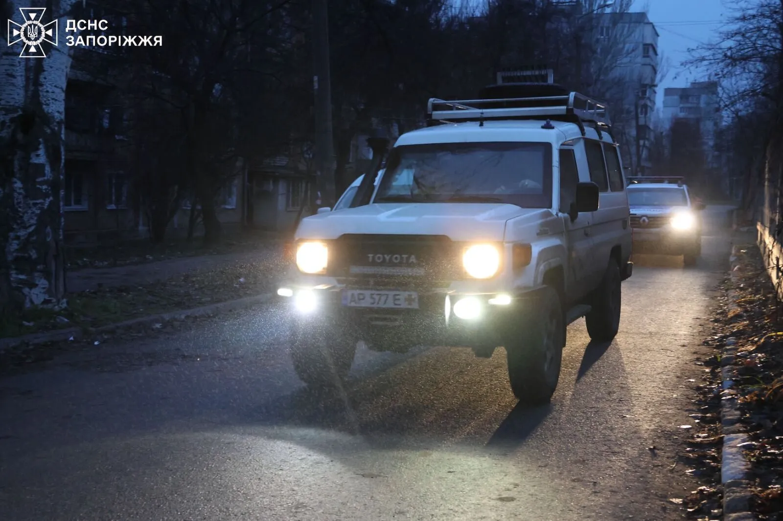 На Запоріжжі рятувальники вивезли з-під обстрілів чотири покоління однієї родини. Фото і відео