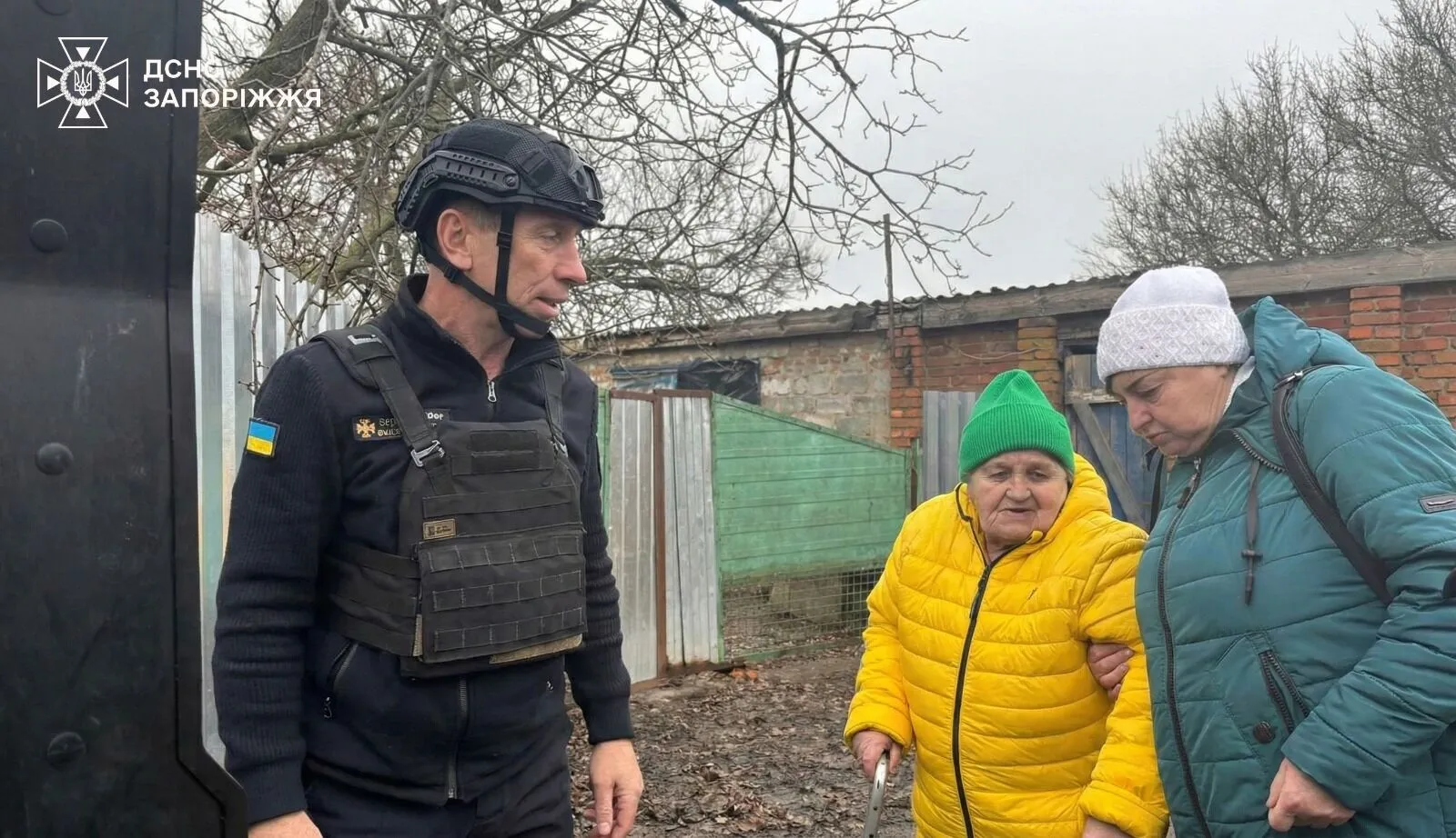 На Запоріжжі рятувальники вивезли з-під обстрілів чотири покоління однієї родини. Фото і відео