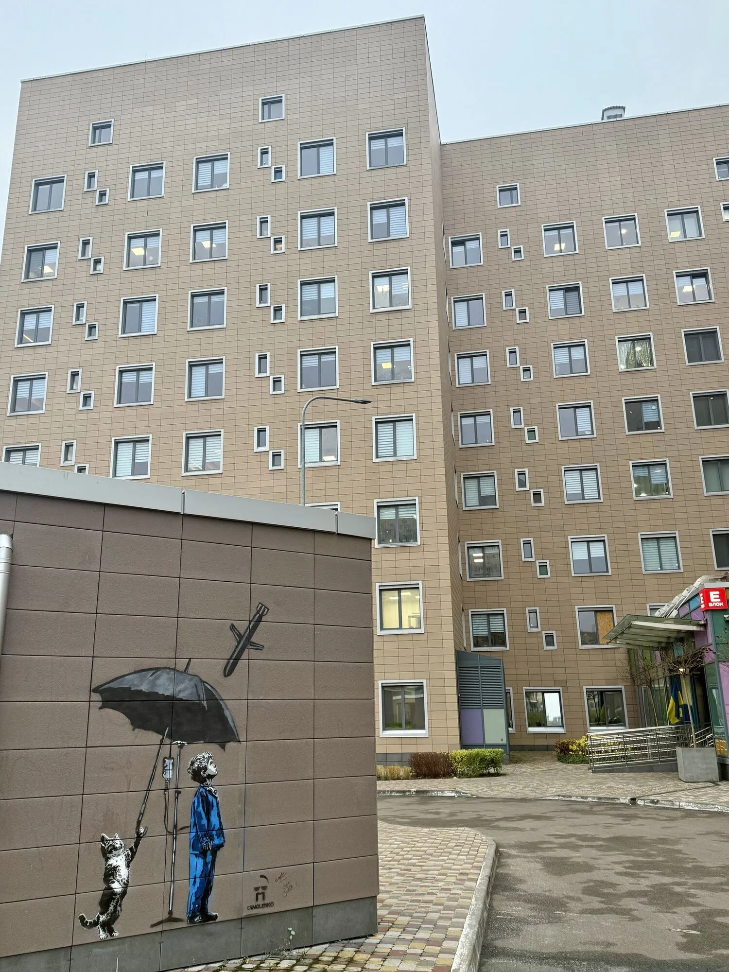 Кот прикрывает ребенка-пациента больницы от российских ракет: в столичном "Охматдете" появился уникальный мурал. Фото