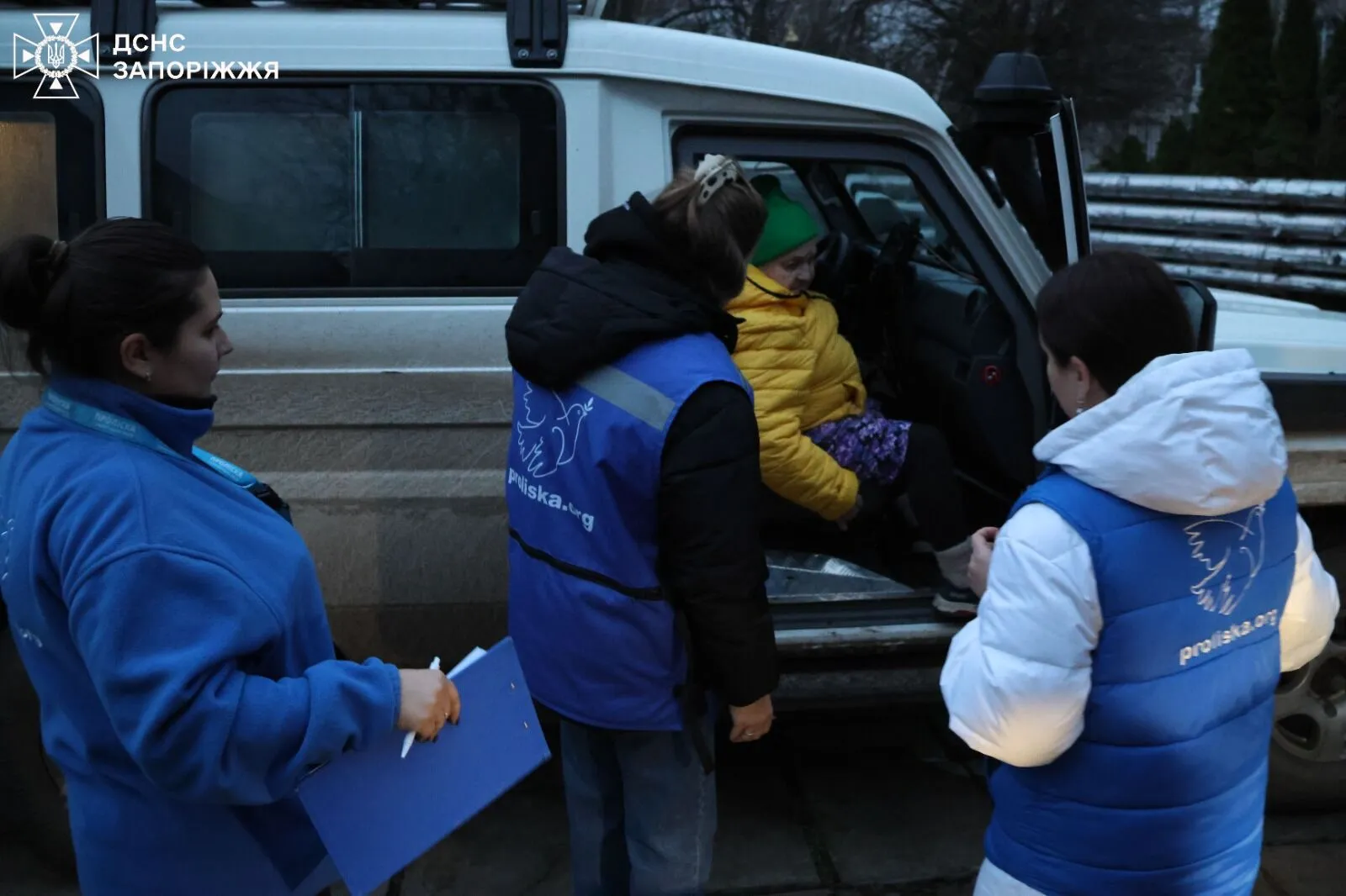 На Запоріжжі рятувальники вивезли з-під обстрілів чотири покоління однієї родини. Фото і відео