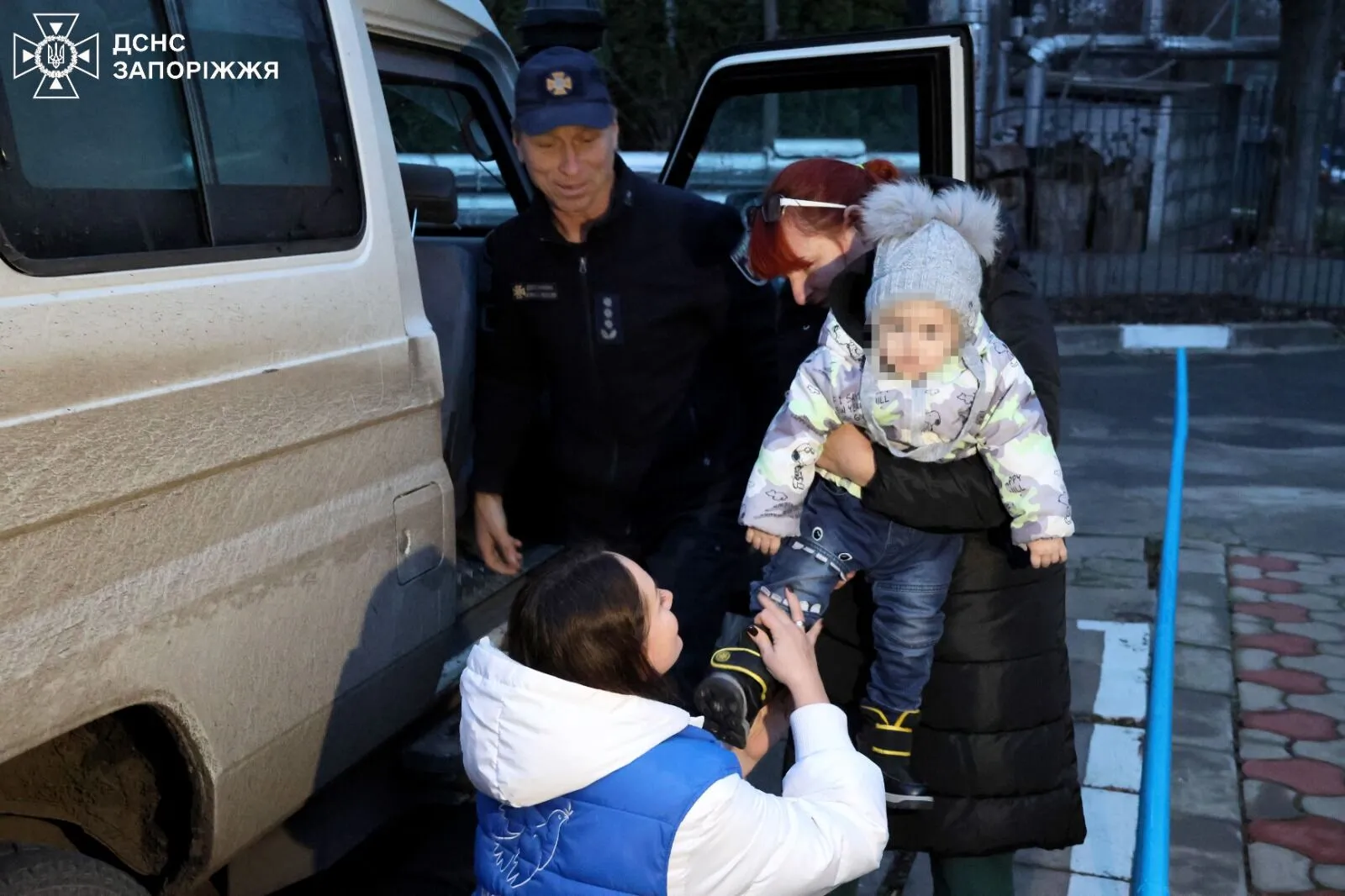 На Запоріжжі рятувальники вивезли з-під обстрілів чотири покоління однієї родини. Фото і відео