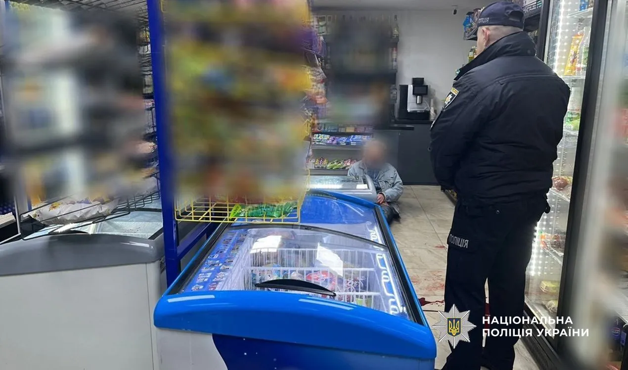 В Ивано-Франковске душевнобольной мужчина ножом ранил военного в магазине: все подробности. Фото