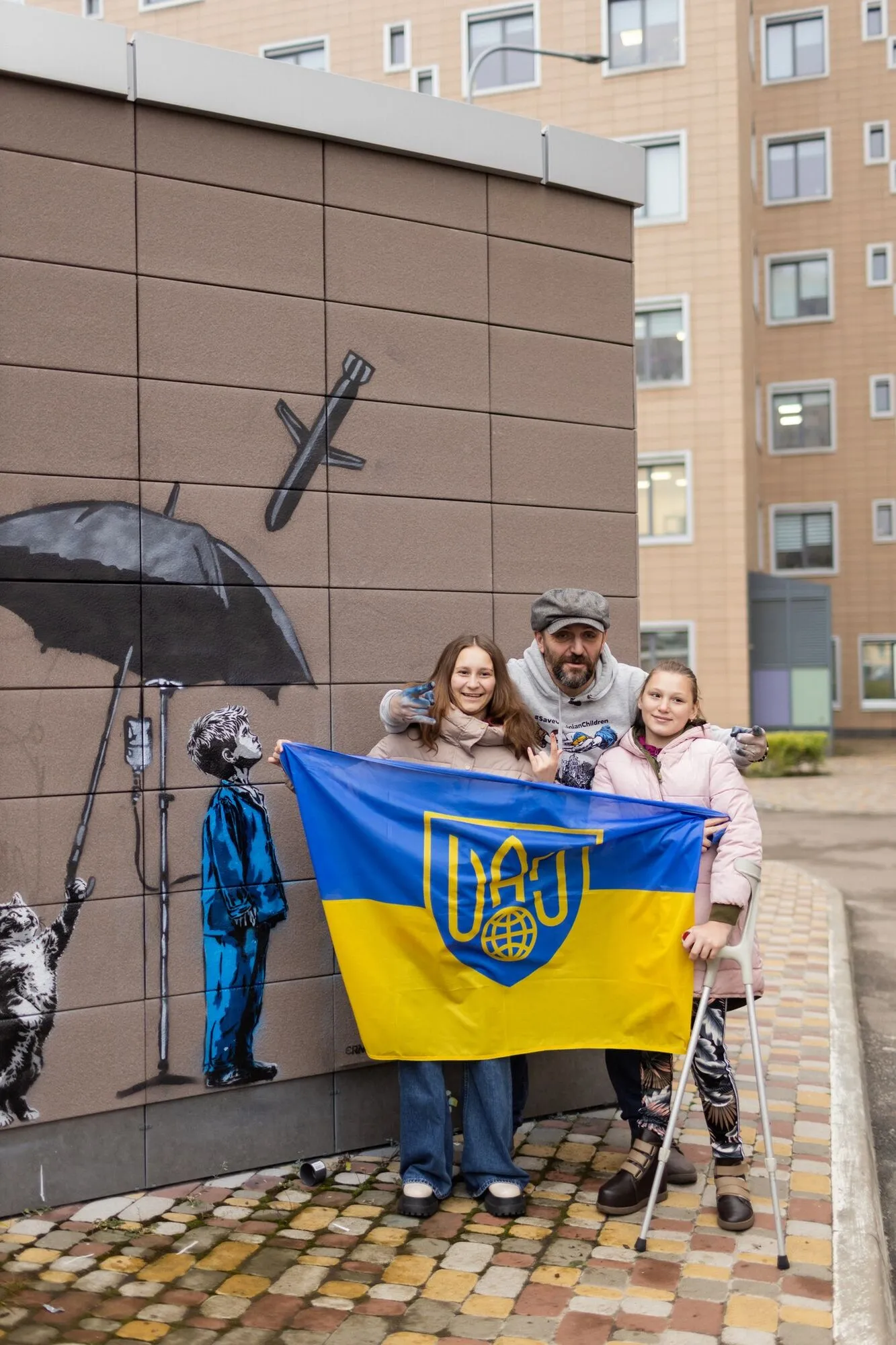 Кот прикрывает ребенка-пациента больницы от российских ракет: в столичном "Охматдете" появился уникальный мурал. Фото