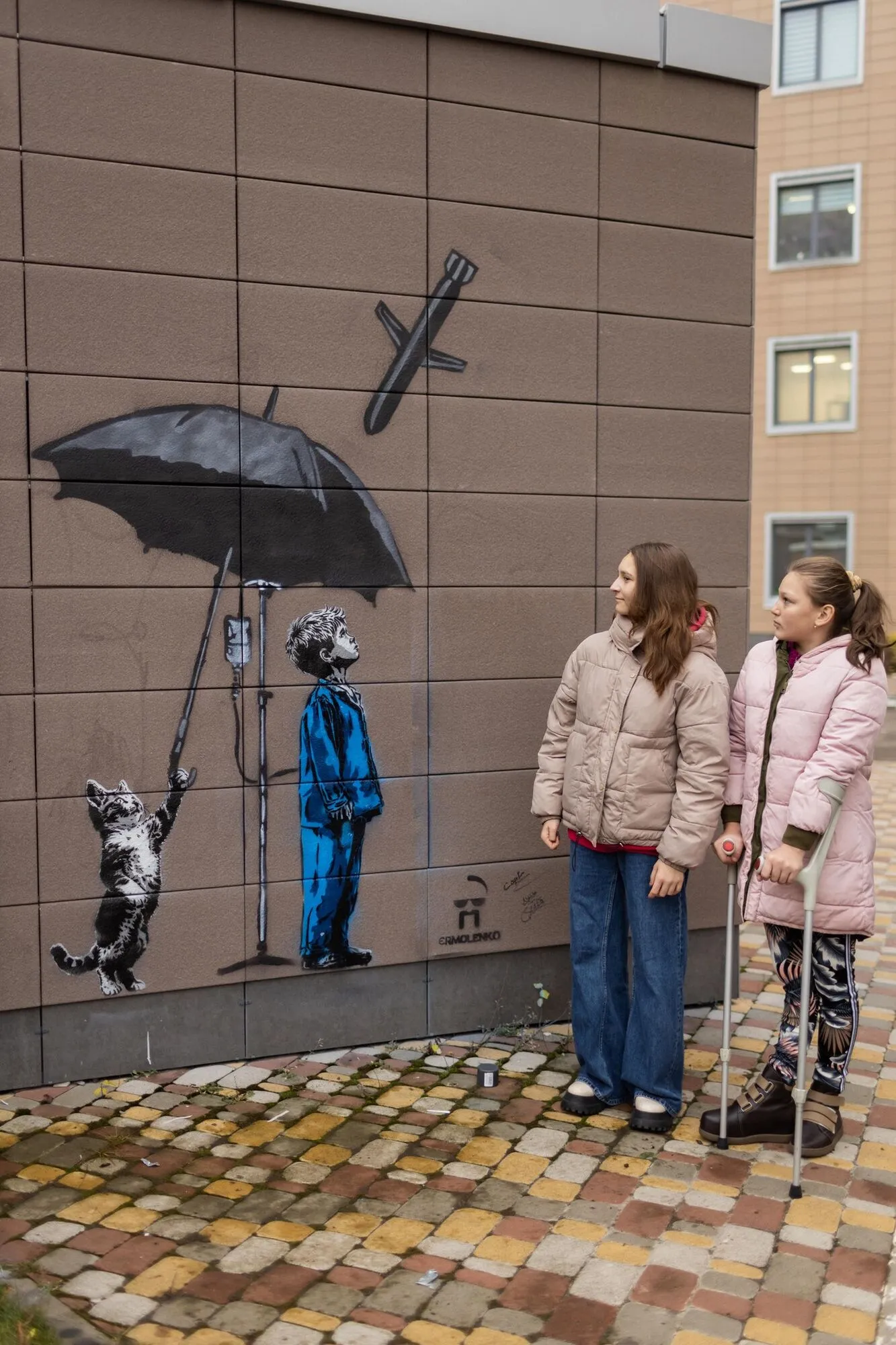 Кот прикрывает ребенка-пациента больницы от российских ракет: в столичном "Охматдете" появился уникальный мурал. Фото