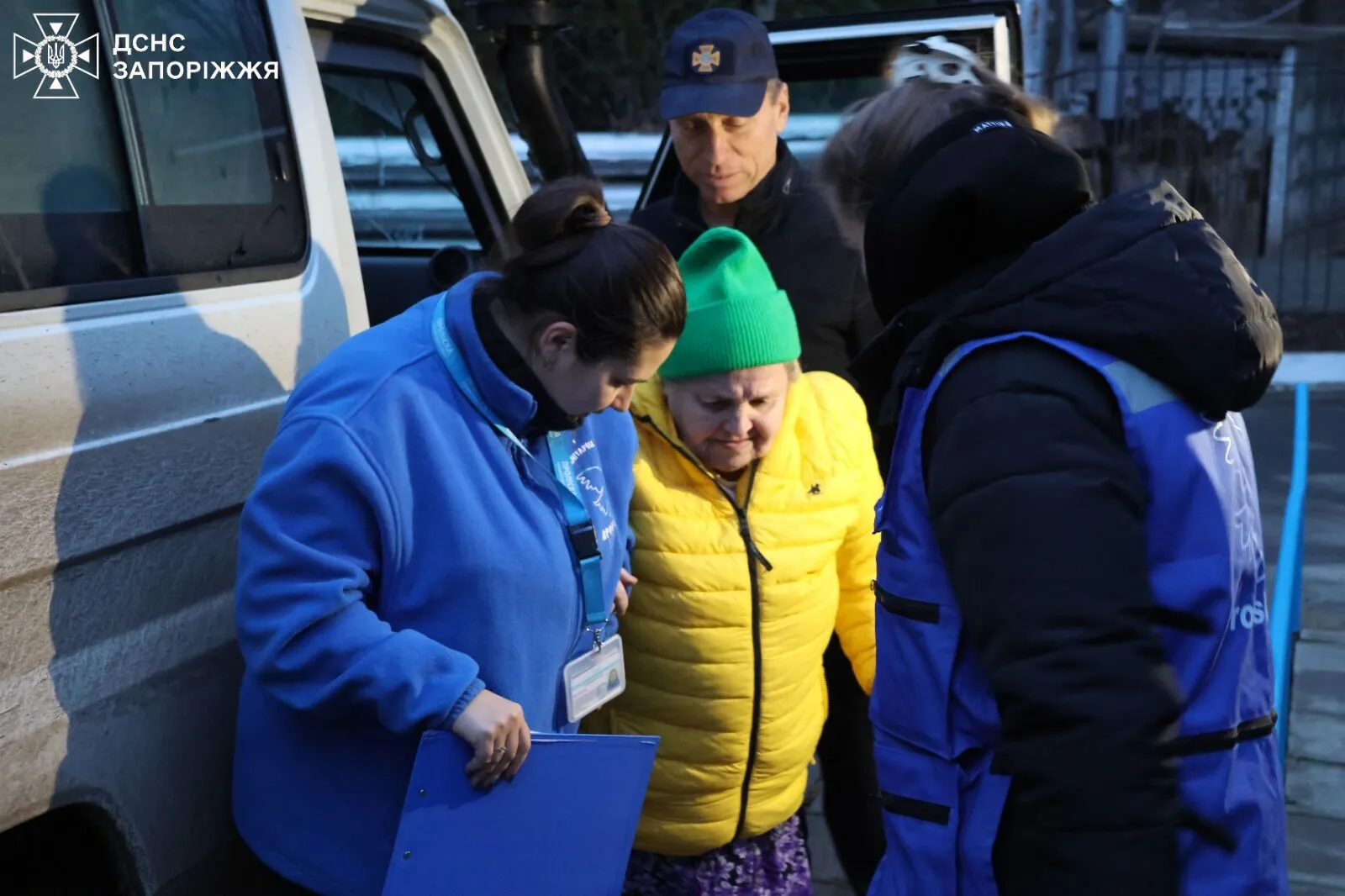 На Запоріжжі рятувальники вивезли з-під обстрілів чотири покоління однієї родини. Фото і відео