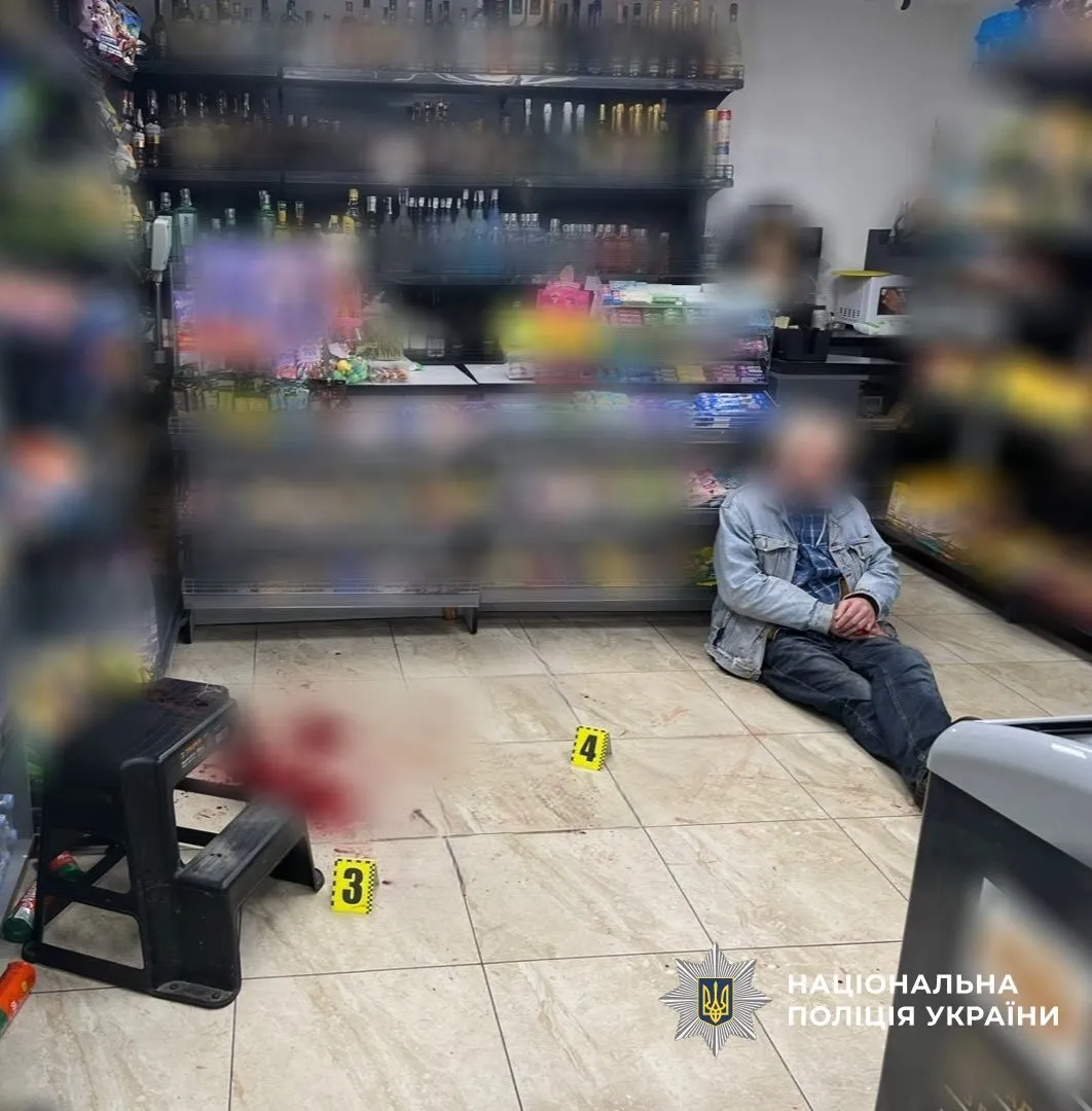 В Ивано-Франковске душевнобольной мужчина ножом ранил военного в магазине: все подробности. Фото