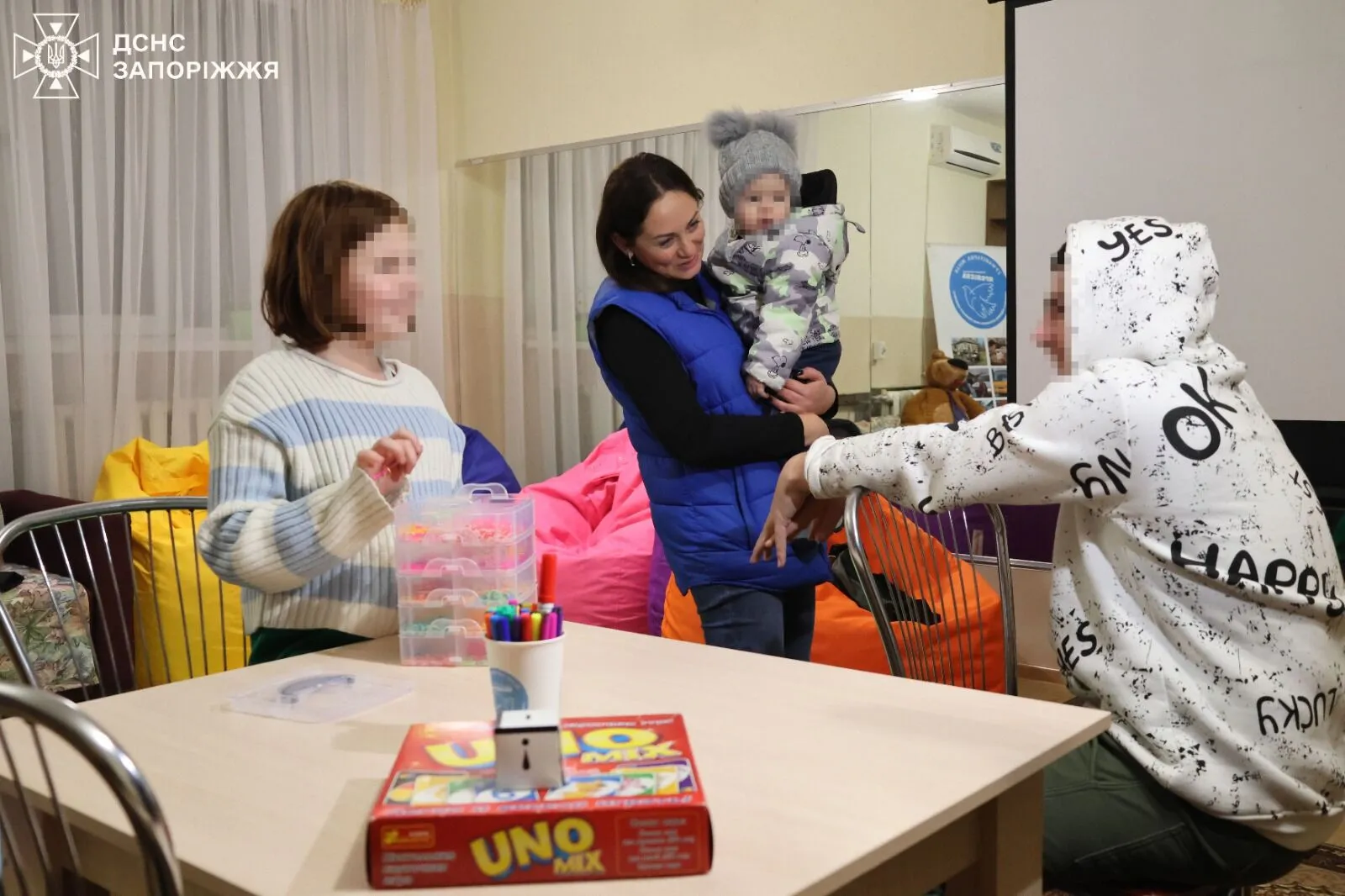 На Запоріжжі рятувальники вивезли з-під обстрілів чотири покоління однієї родини. Фото і відео