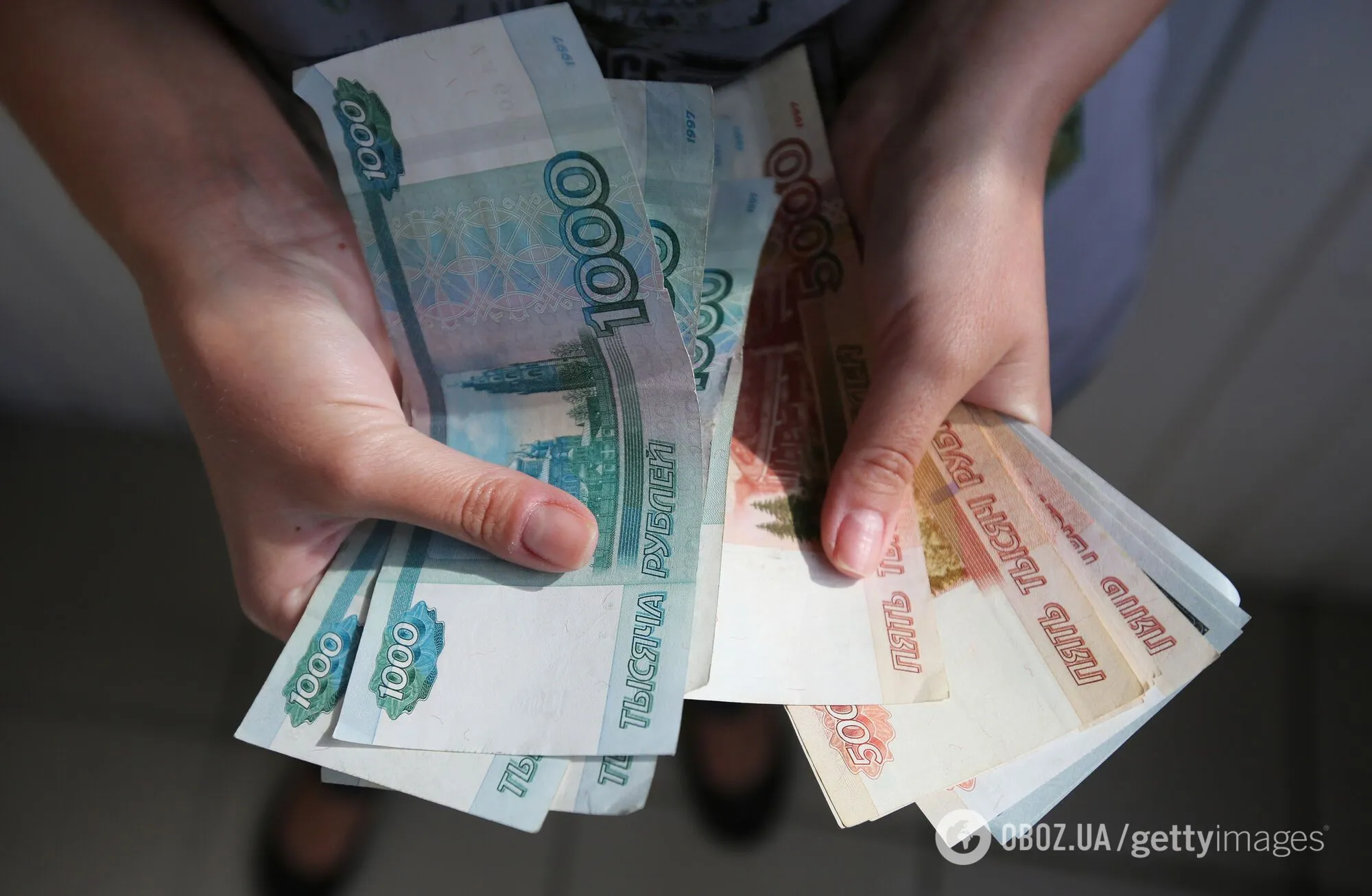 Бизнес отменяет новогодние корпоративы, а людям не хватает денег на продукты: как санкции и война ударили по России