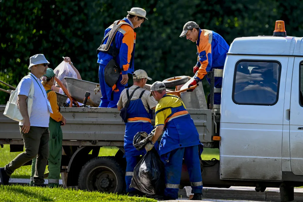 Бизнес отменяет новогодние корпоративы, а людям не хватает денег на продукты: как санкции и война ударили по России