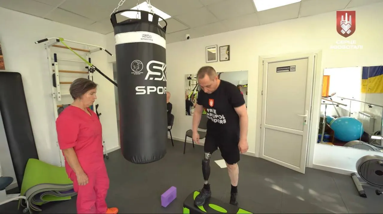 Після ампутації й полону: оборонцю Маріуполя встановили один із найкращих протезів у світі. Відео