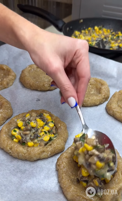 Соковиті гнізда з фаршу з грибною начинкою: зверху додайте багато сиру