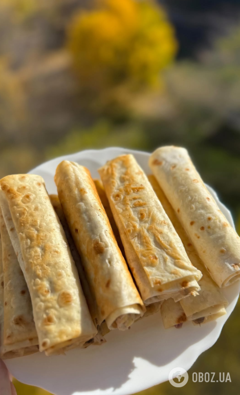 Ленивые трубочки из лаваша с сытной начинкой: делимся рецептом на скорую руку