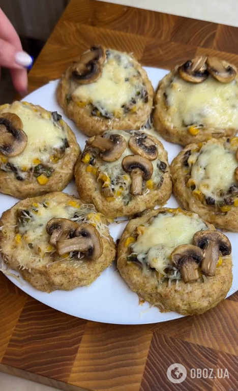 Соковиті гнізда з фаршу з грибною начинкою: зверху додайте багато сиру