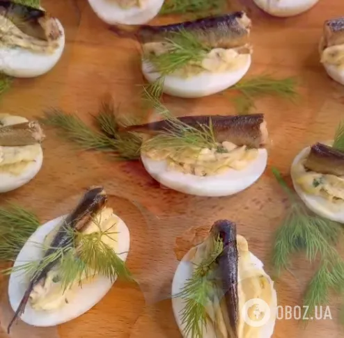 Фаршировані яйця зі шпротами для новорічного столу: найпростіший рецепт бюджетної закуски