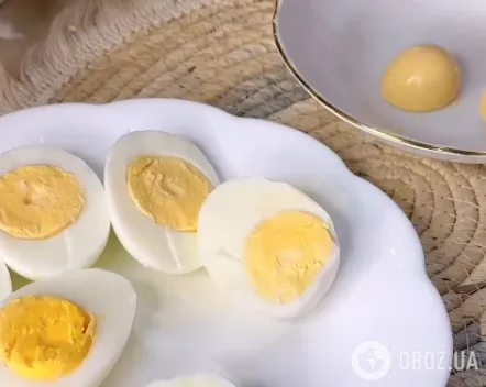 Фаршировані яйця зі шпротами для новорічного столу: найпростіший рецепт бюджетної закуски