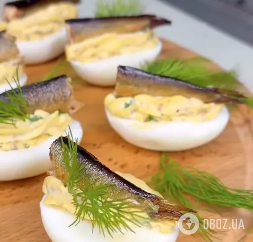 Фаршировані яйця зі шпротами для новорічного столу: найпростіший рецепт бюджетної закуски