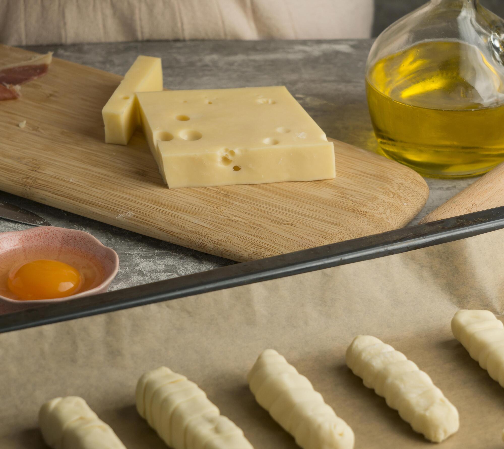 Почему сыр быстро портится даже в холодильнике: основные ошибки хранения