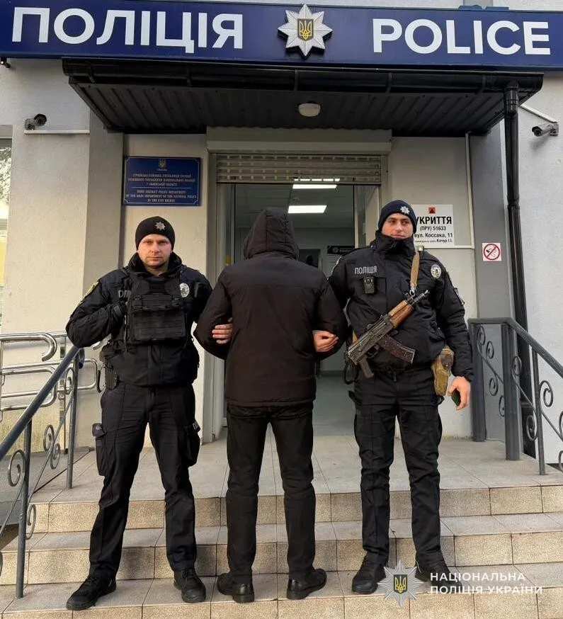 На Львовщине полицейские задержали злоумышленника, который напал на военного ТЦК с топором: какое наказание грозит