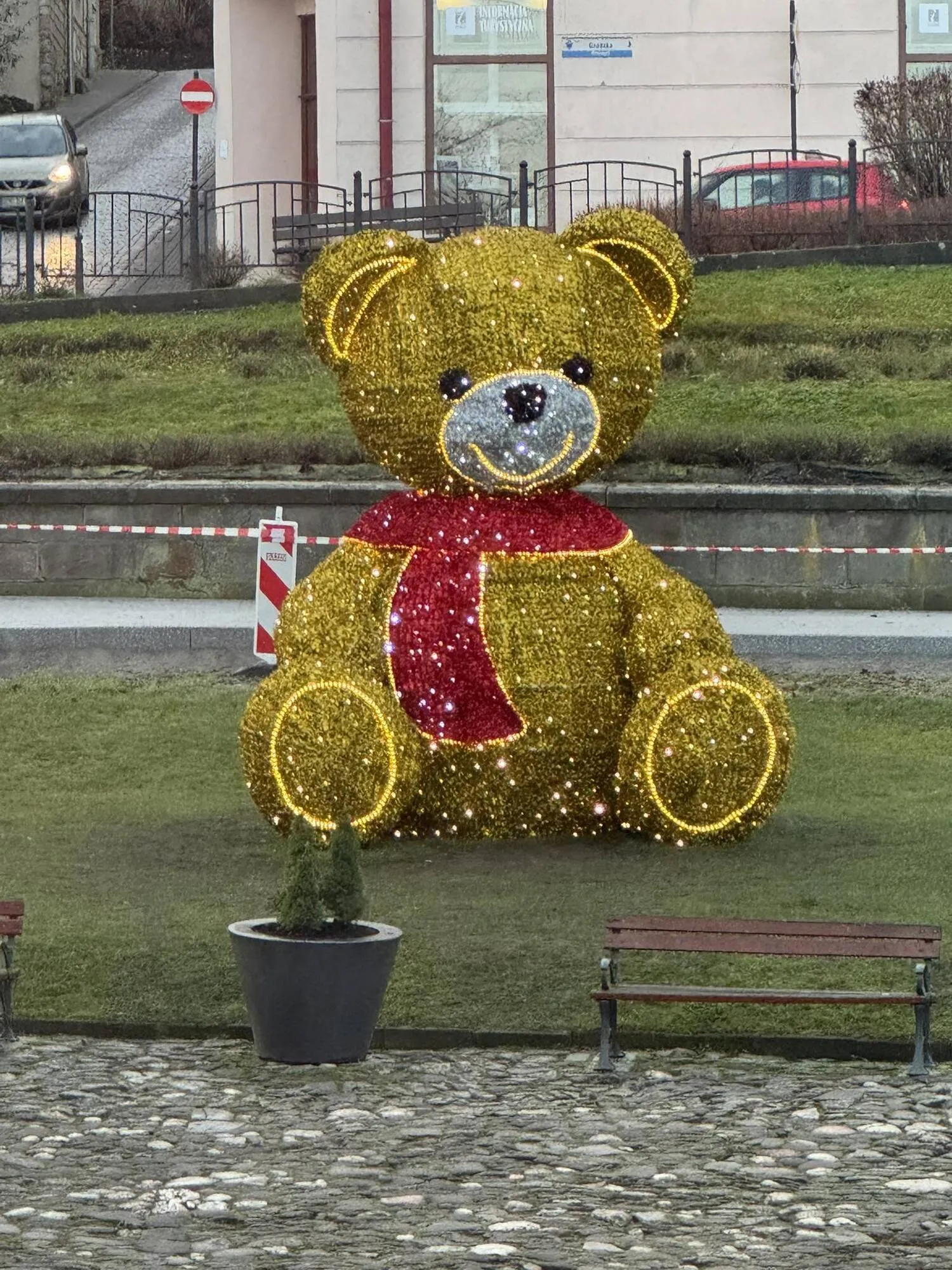 "Асоціація з Україною": у Перемишлі жителів роздратував "золотий ведмідь із синім шарфом". Фото