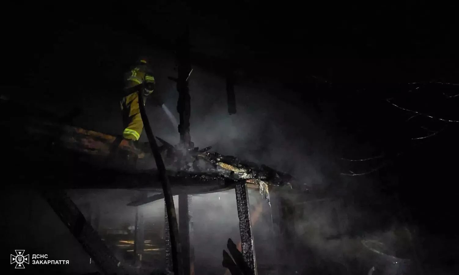 На Закарпатье горел монастырь московского патриархата: в ГСЧС успокоили украинцев. Фото