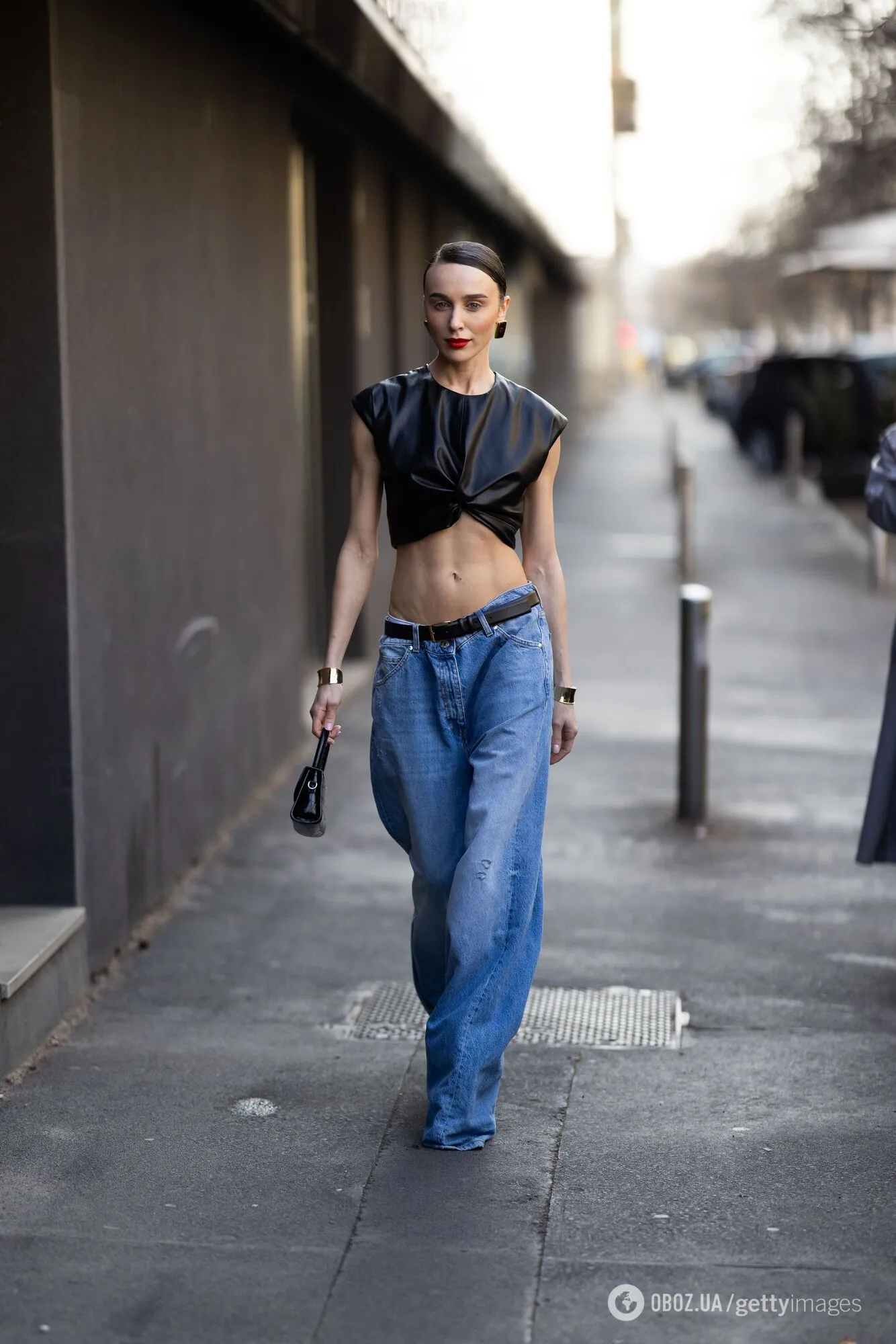 Смелые джинсы из 2000-х вернулись в моду в более изысканном виде. Примеры стильных образов