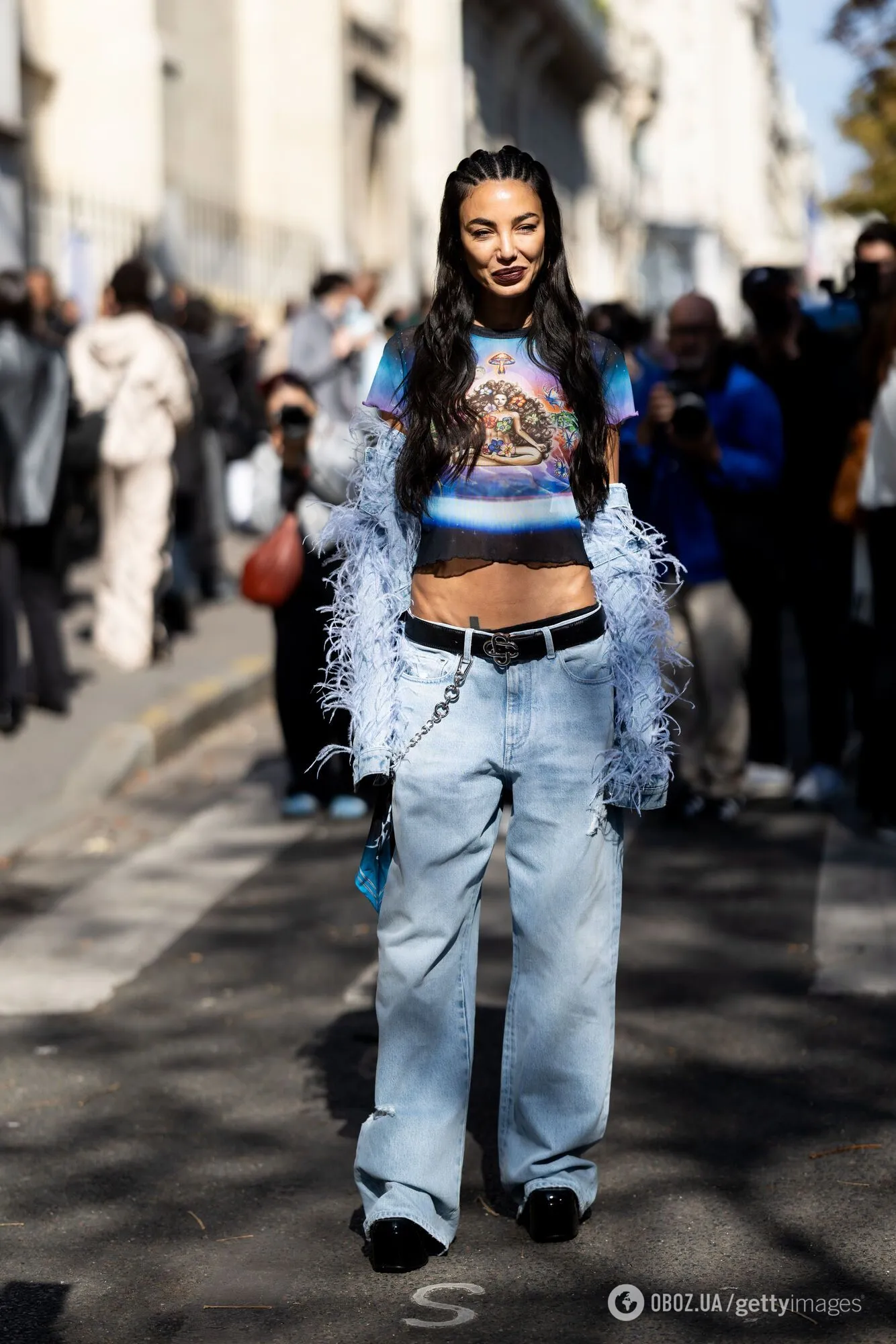 Смелые джинсы из 2000-х вернулись в моду в более изысканном виде. Примеры стильных образов