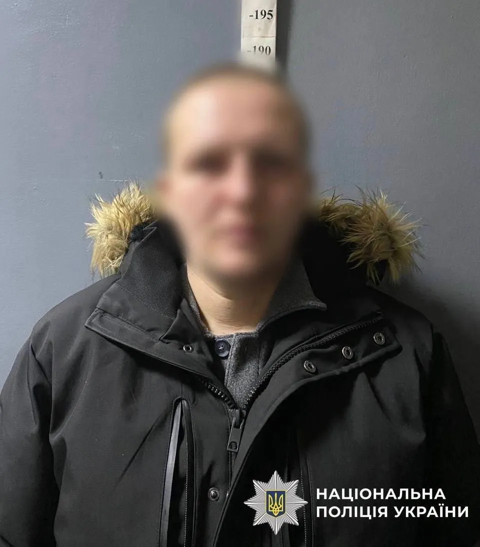 У Києві рецидивіст, погрожуючи пістолетом, намагався пограбувати аптеку: злочин зафіксувала камера. Відео та фото