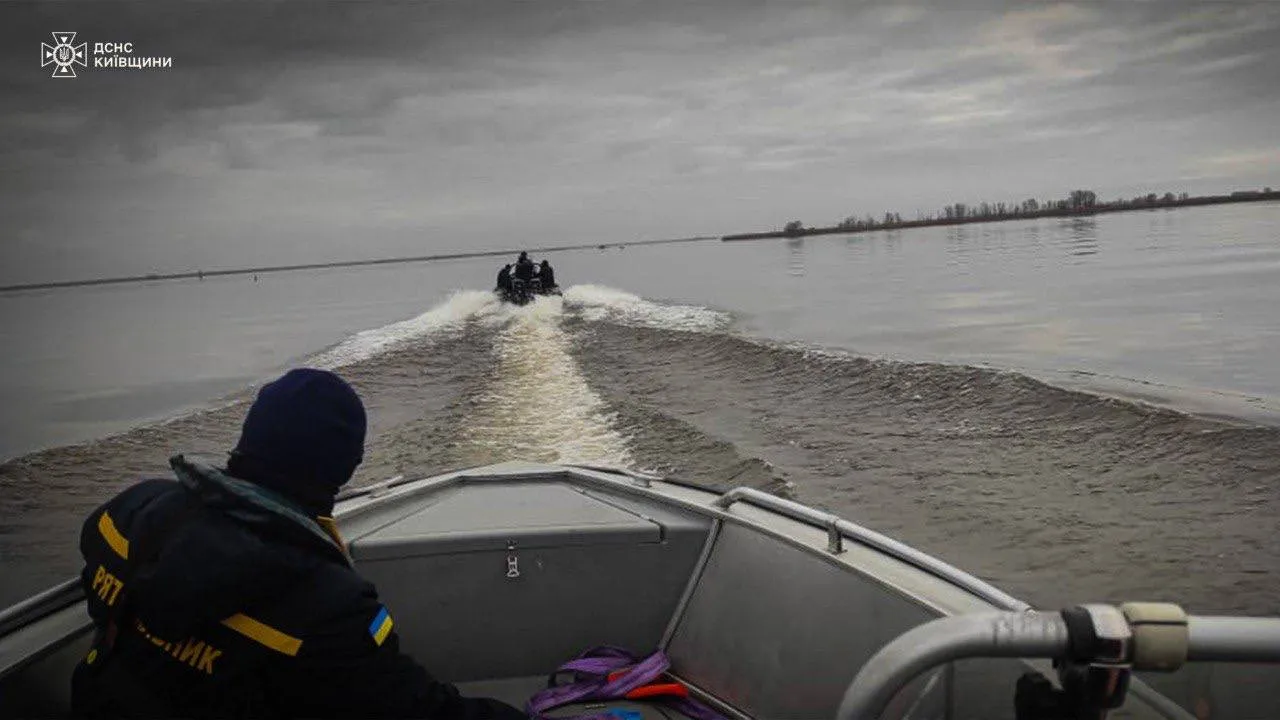 Пропал еще 8 декабря: на Киевщине ищут мужчину, который уплыл рыбачить на моторной лодке. Подробности и фото