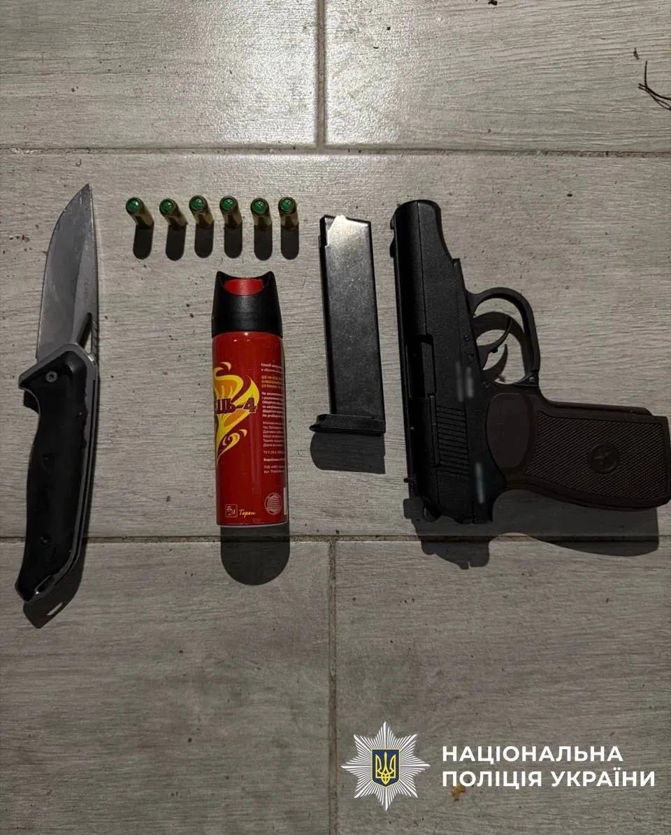 У Києві рецидивіст, погрожуючи пістолетом, намагався пограбувати аптеку: злочин зафіксувала камера. Відео та фото