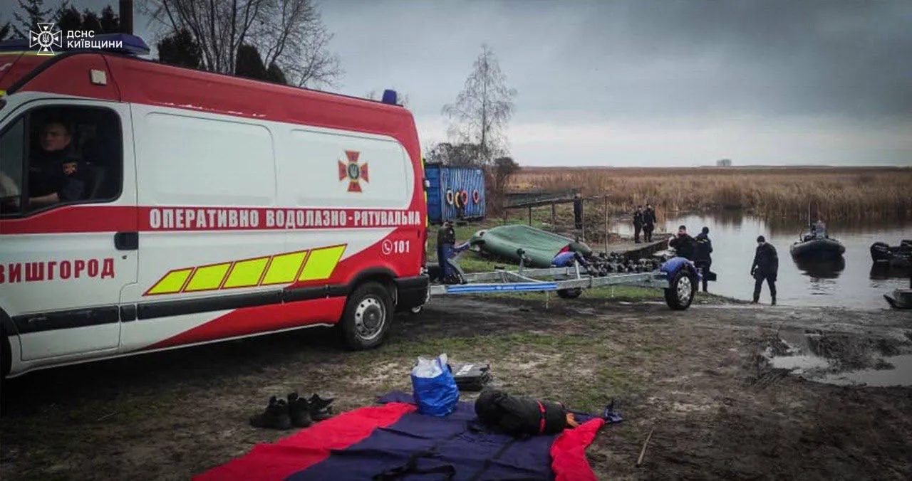 Пропал еще 8 декабря: на Киевщине ищут мужчину, который уплыл рыбачить на моторной лодке. Подробности и фото