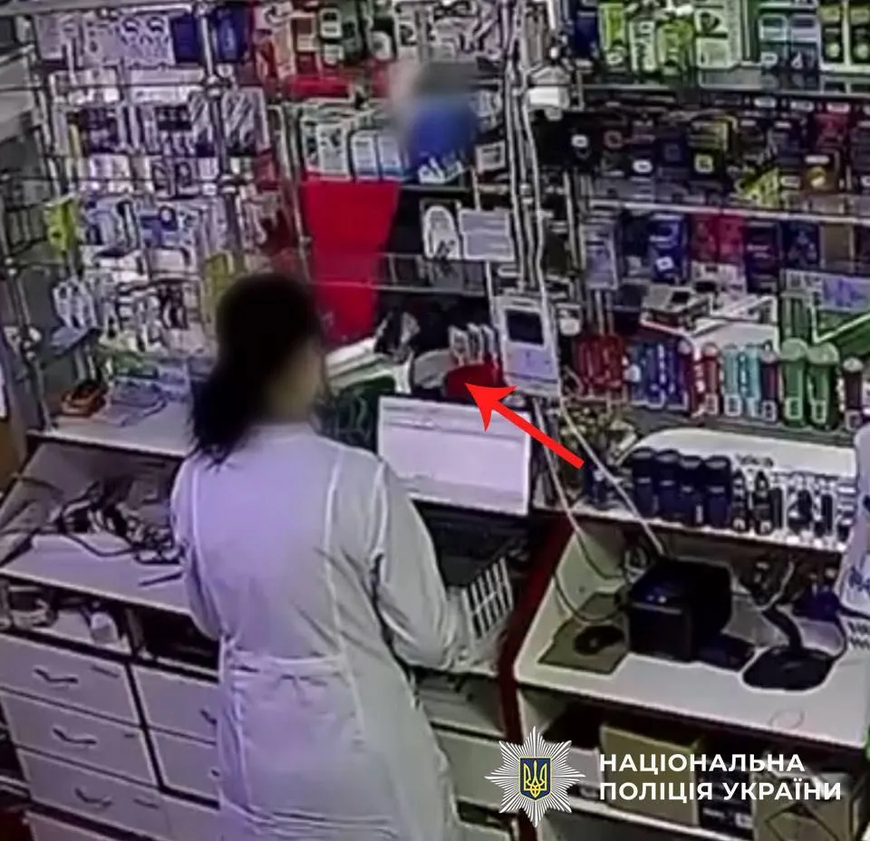 У Києві рецидивіст, погрожуючи пістолетом, намагався пограбувати аптеку: злочин зафіксувала камера. Відео та фото
