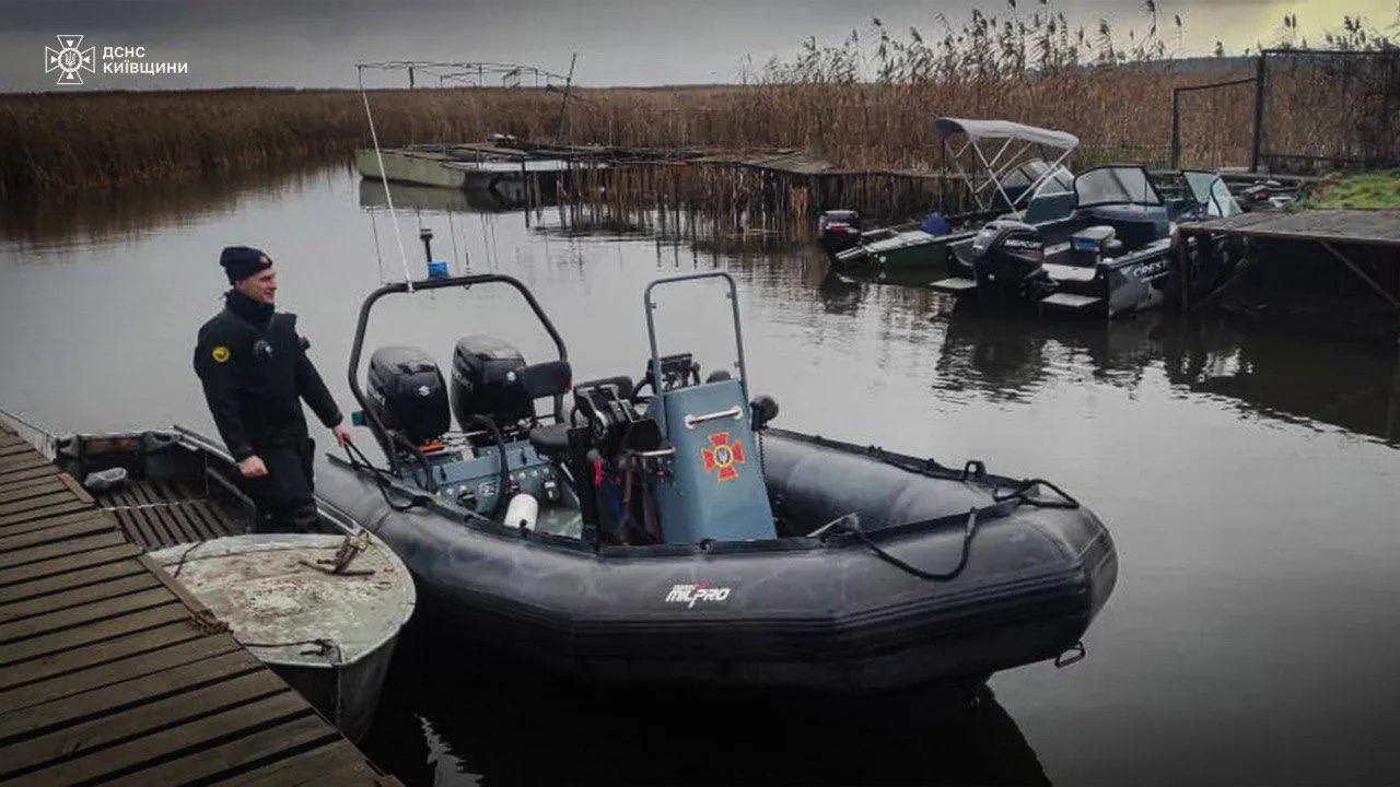 Пропал еще 8 декабря: на Киевщине ищут мужчину, который уплыл рыбачить на моторной лодке. Подробности и фото