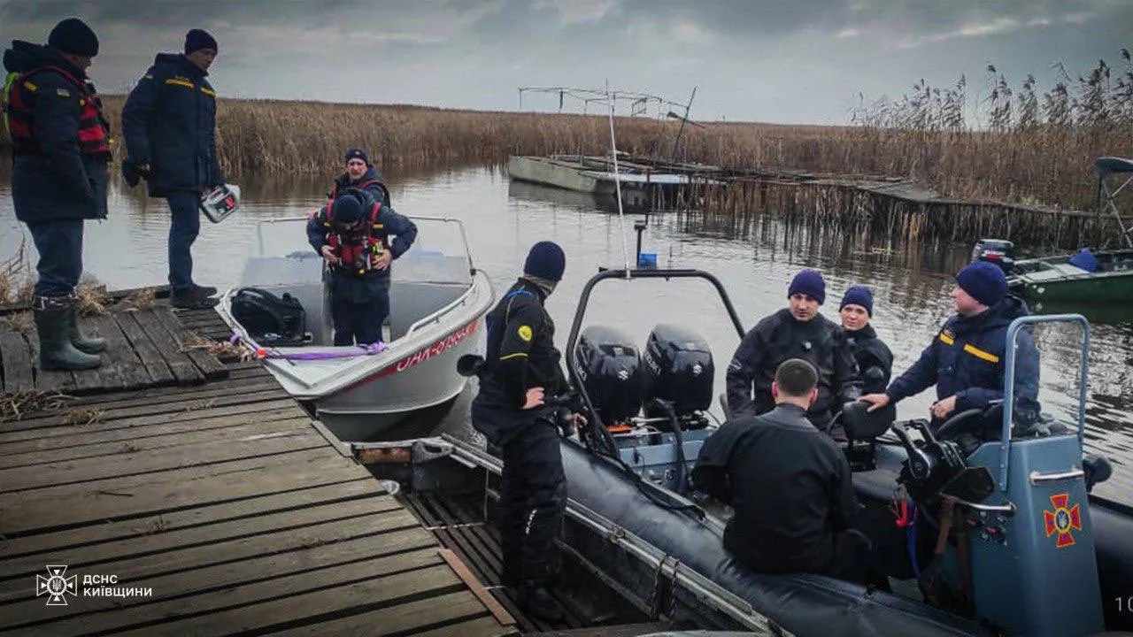 Пропал еще 8 декабря: на Киевщине ищут мужчину, который уплыл рыбачить на моторной лодке. Подробности и фото