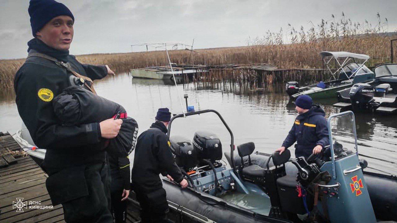 Пропал еще 8 декабря: на Киевщине ищут мужчину, который уплыл рыбачить на моторной лодке. Подробности и фото