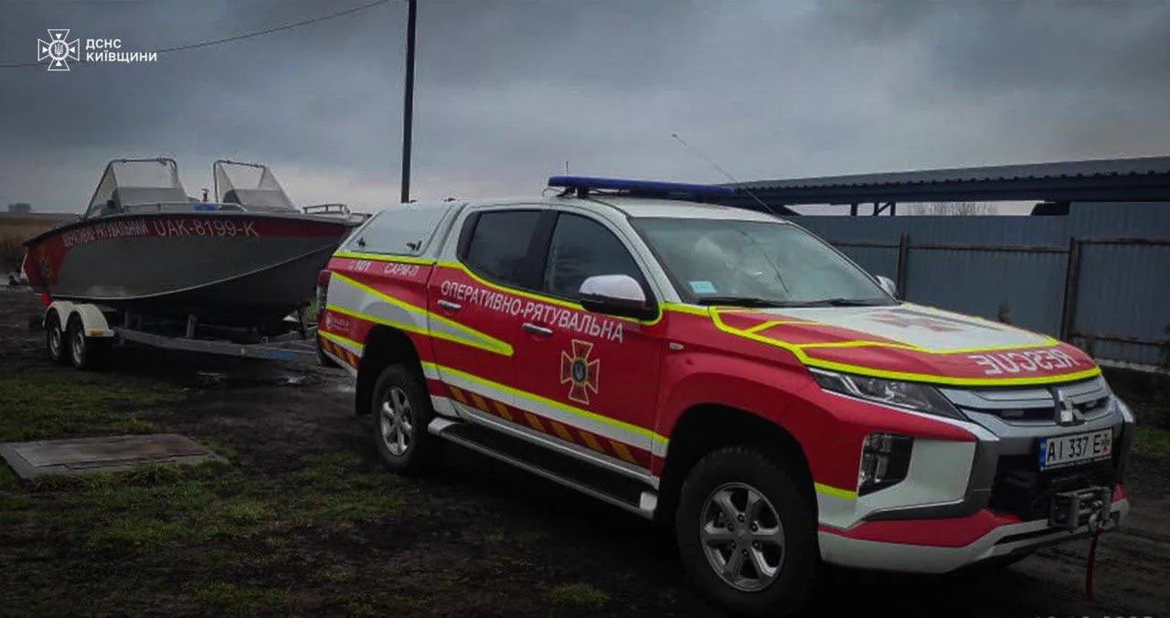 Пропал еще 8 декабря: на Киевщине ищут мужчину, который уплыл рыбачить на моторной лодке. Подробности и фото