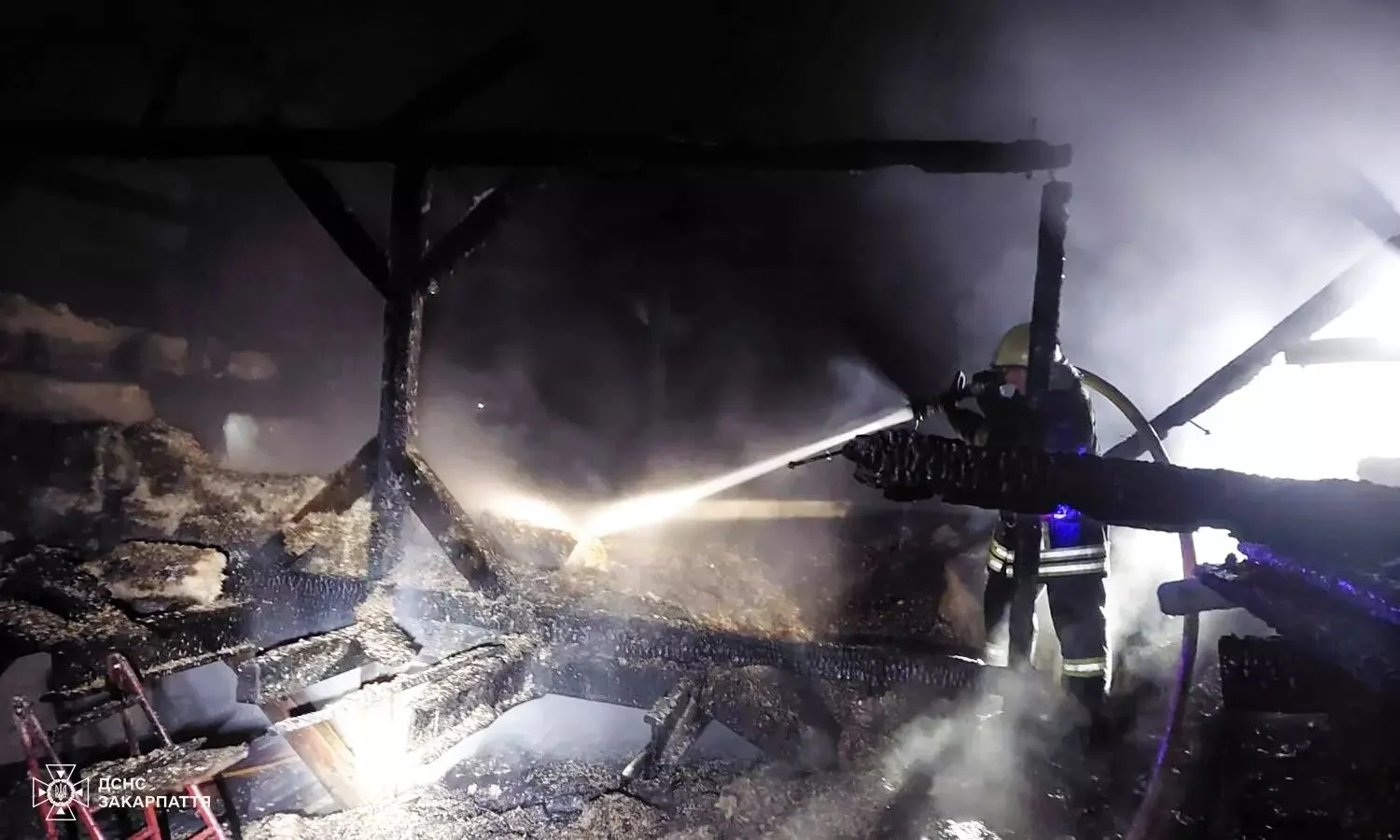 На Закарпатье горел монастырь московского патриархата: в ГСЧС успокоили украинцев. Фото