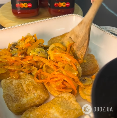 Как вкусно приготовить хек в духовке: добавьте зажарку из овощей и грибов