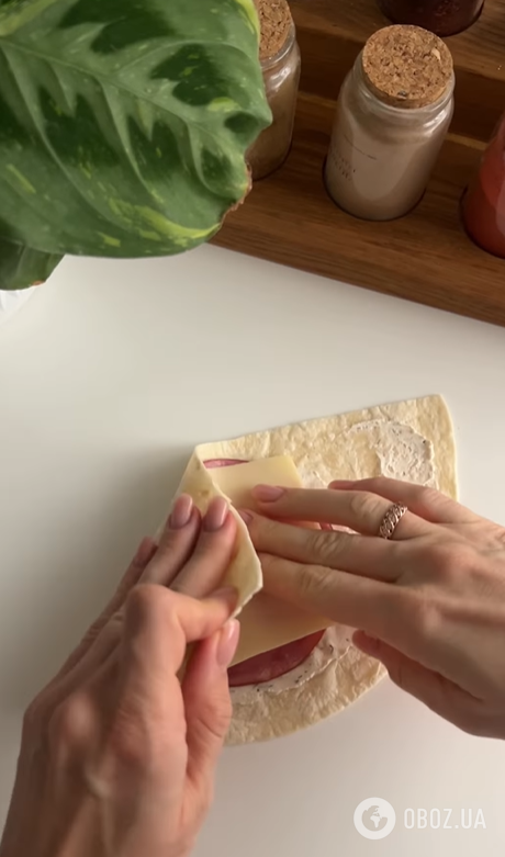 Что вкусно приготовить из лаваша на обед: добавьте ветчину, сыр и помидоры