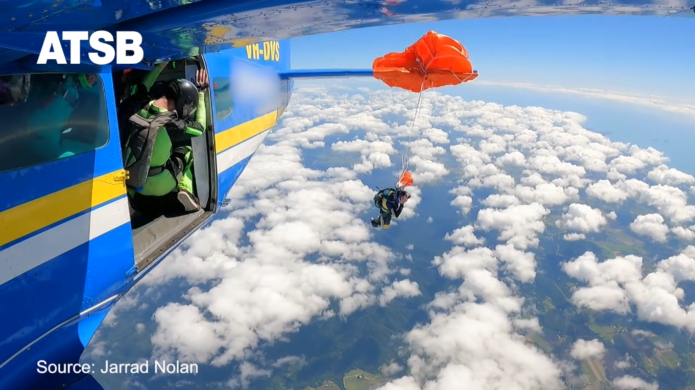 Парашутиста "намотало" на крило літака під час невдалого стрибка. Відео