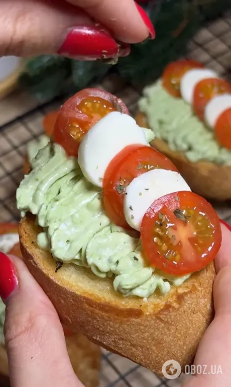 Вкусные брускетты с сыром и помидорами: делимся рецептом закуски на Новый год