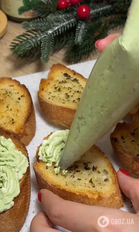 Вкусные брускетты с сыром и помидорами: делимся рецептом закуски на Новый год