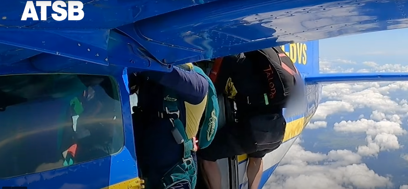 Парашутиста "намотало" на крило літака під час невдалого стрибка. Відео